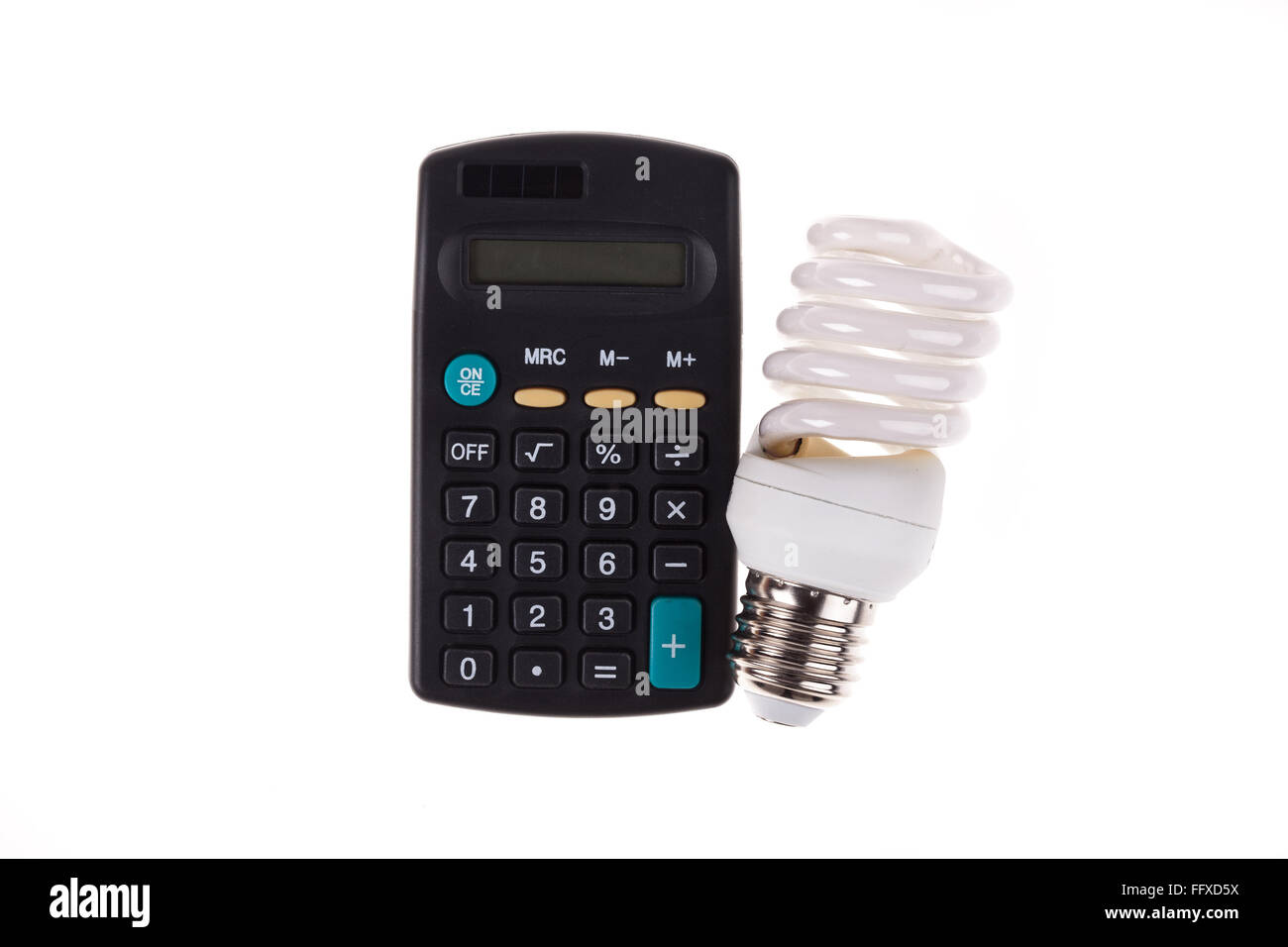 Risparmio energetico lampada e calcolatrice su sfondo bianco Foto Stock