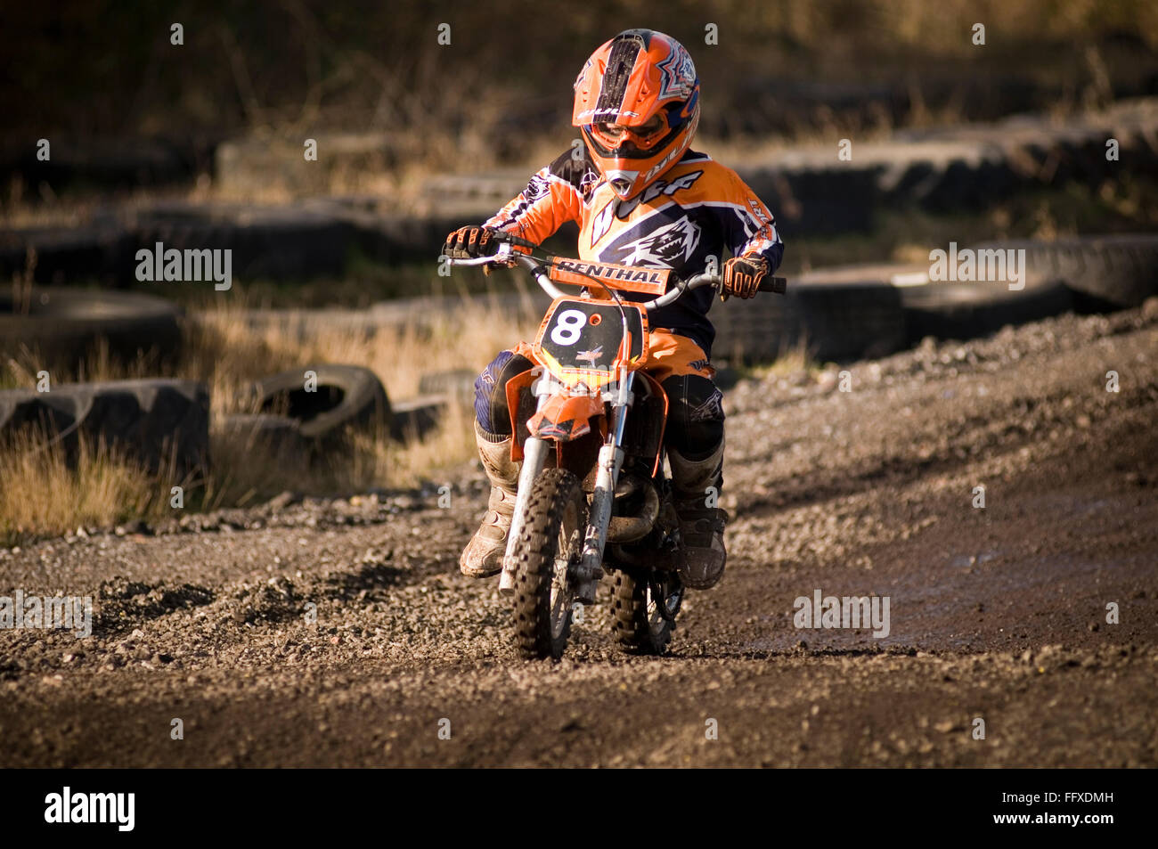 Junior moto cross X bambino cavaliere a cavallo di un motore di moto motocross moto off road scrambler cicli di scrambling cicli a motore in moto Foto Stock