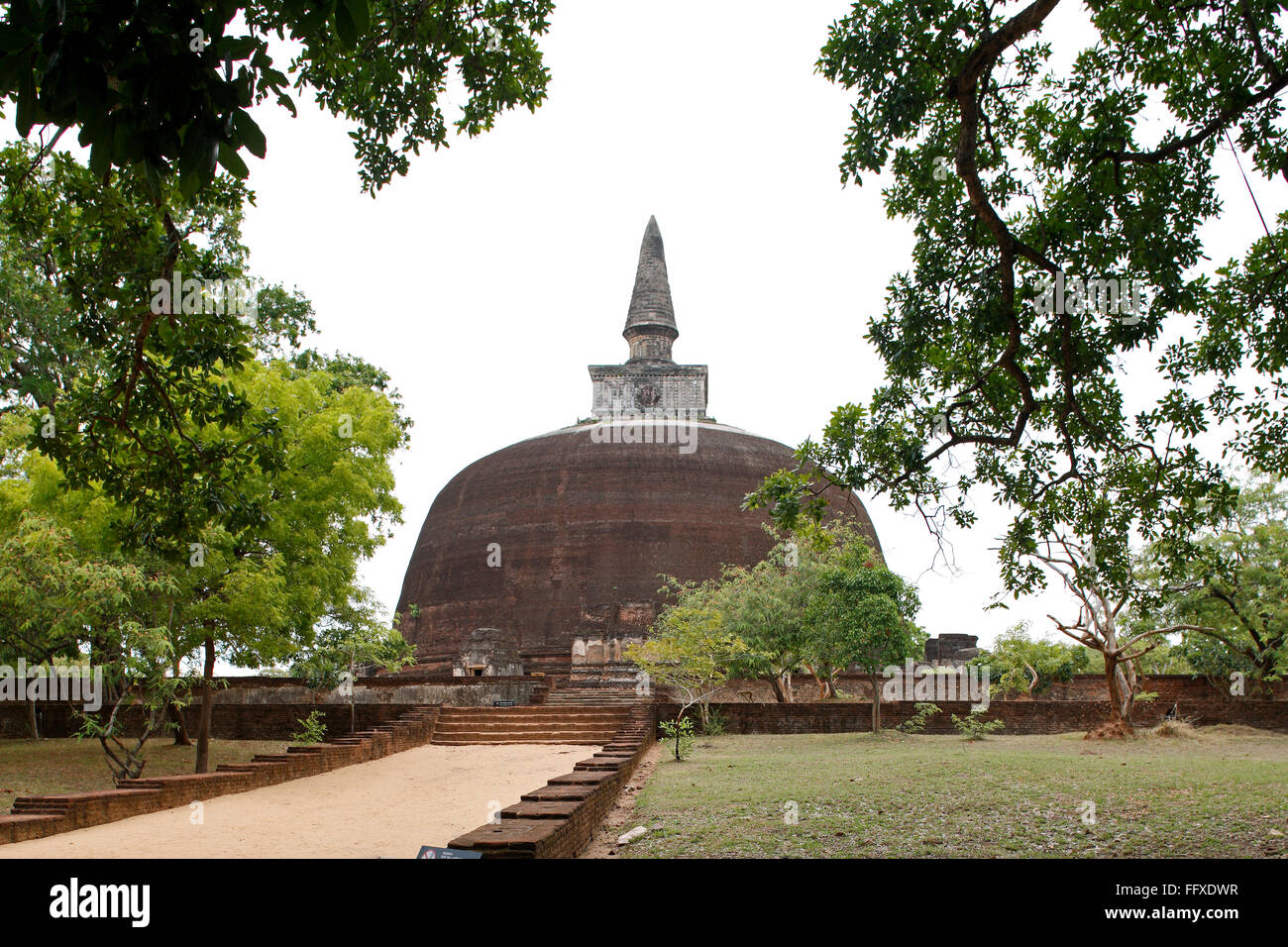 Stupa del Buddha , sito Patrimonio Mondiale , antica città di Polonnaruwa , Sri Lanka Foto Stock