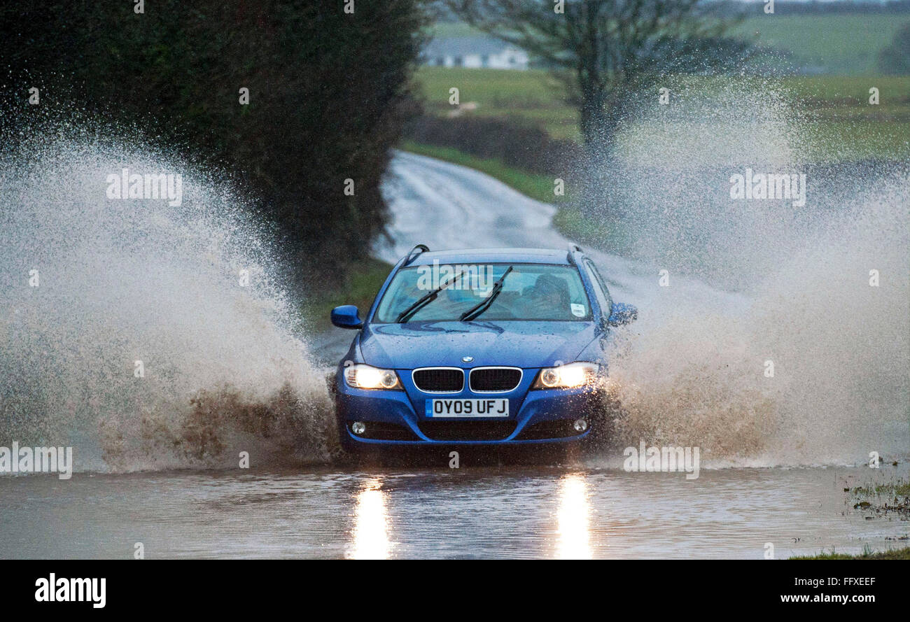 Penisola di Gower, Swansea, Wales, Regno Unito. 17 Febbraio, 2016. Regno Unito: Meteo agli automobilisti di negoziare le inondazioni sulla strada principale a Scurlage sulla Penisola di Gower vicino a Swansea oggi durante il tempo umido. Credito: Phil Rees/Alamy Live News Foto Stock