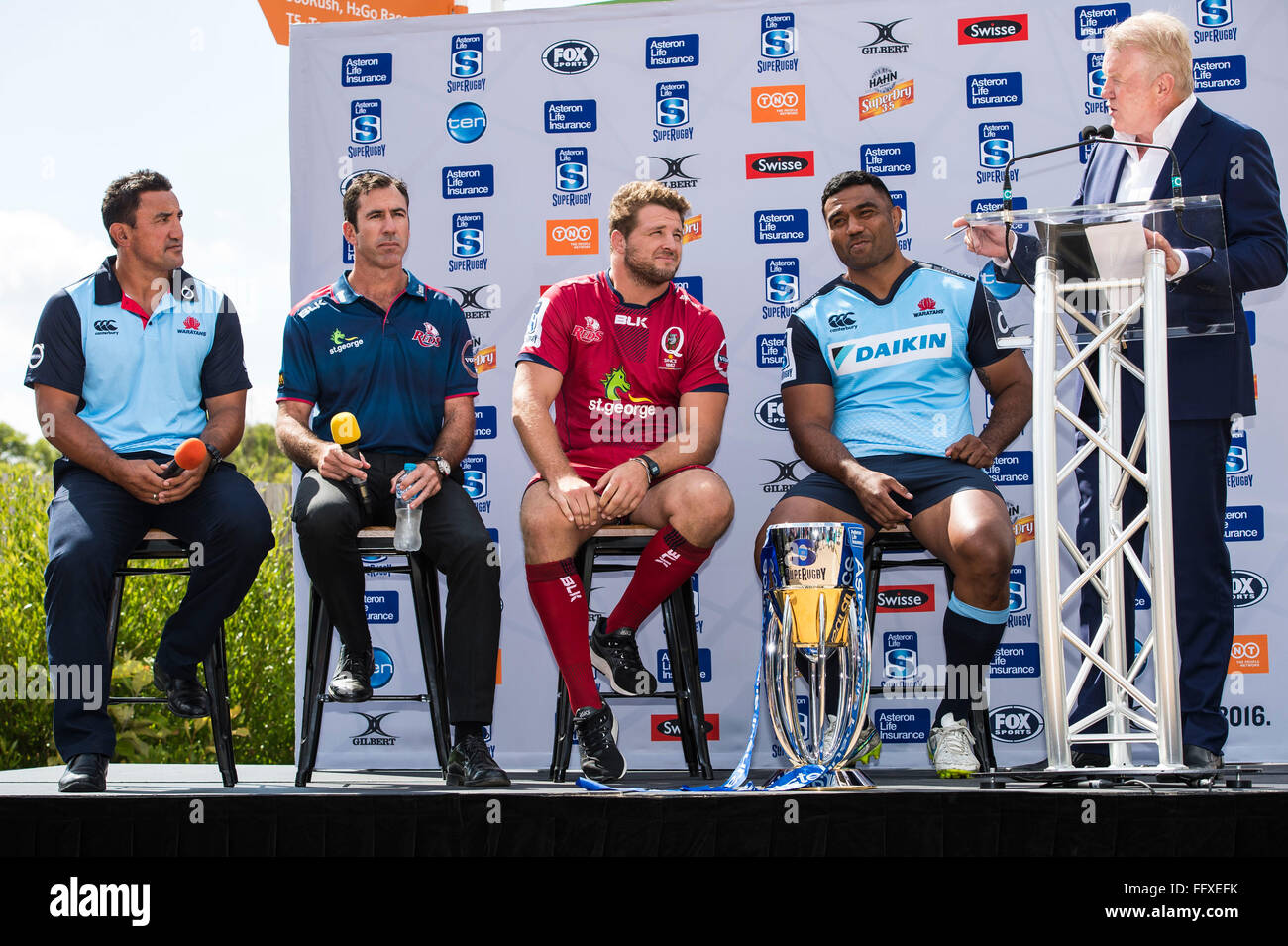 Sydney, Australia. Xvii Feb, 2016. Il 2016 Asterion vita Super Rugby Media lancio al Wet'n'Wild Sydney. NSW Waratahs coach Daryl Gibson, Queensland Reds coach Richard Graham e giocatore James pantofola, NSW Waratahs player Wycliff Palu. Credito: Azione Sport Plus/Alamy Live News Foto Stock