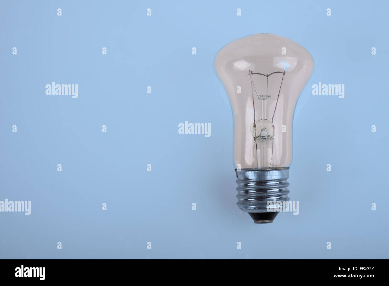 Tradizionale lampadina incandescente su sfondo blu Foto Stock