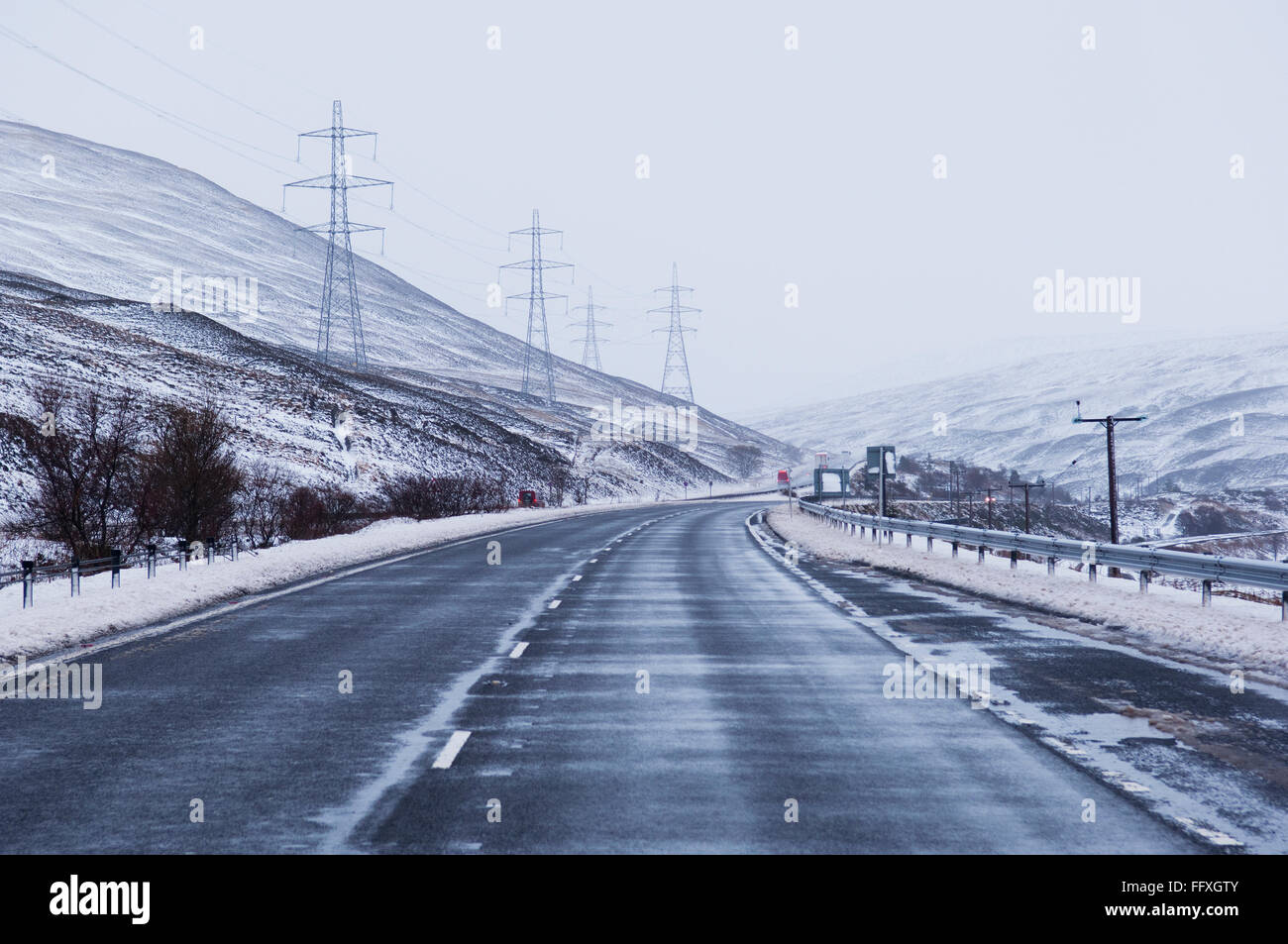 Il principale A9 tronco di strada in inverno - vicino a Dalwhinnie, Scozia UK. Foto Stock