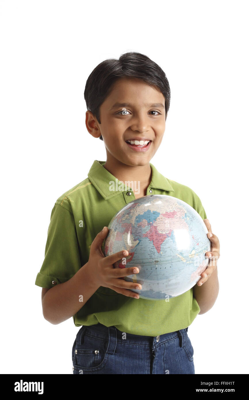 Dieci anni di old boy holding globe nella sua mano sia il signor#703V Foto Stock