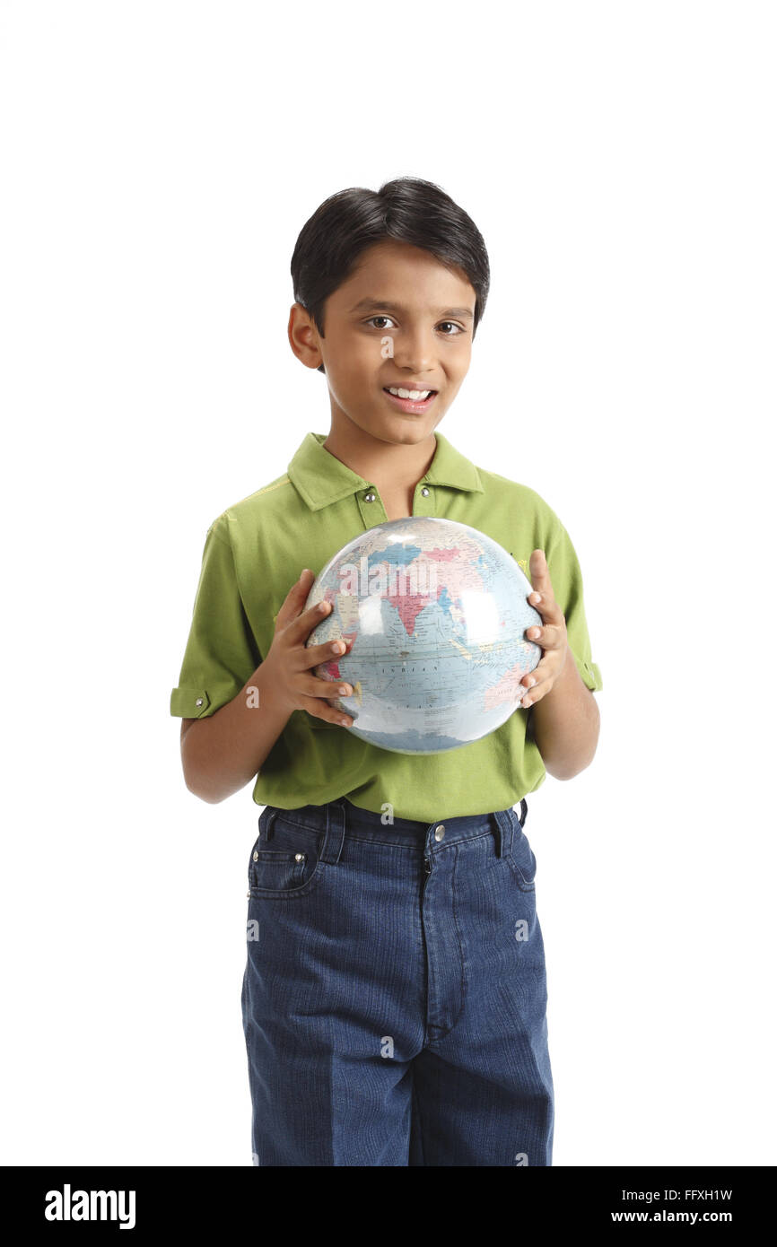 Dieci anni di old boy holding globe nella sua mano sia il signor#703V Foto Stock