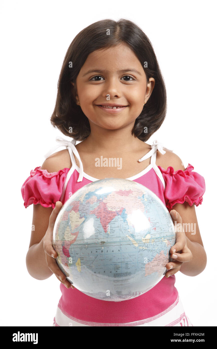 Otto anni di ragazza con globo in entrambe le mani signor#703U Foto Stock