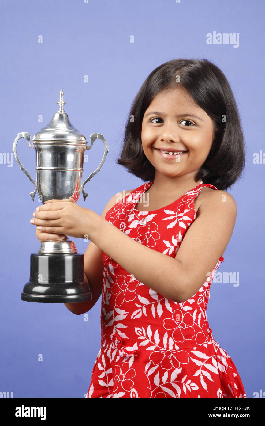 8 anno vecchia ragazza holding trophy con entrambe le mani il signor#703U Foto Stock