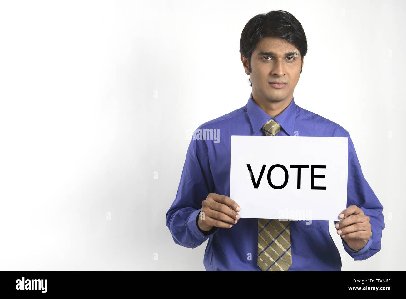 Executive che mostra bianco stampato scheda di voto in inglese signor#687M Foto Stock