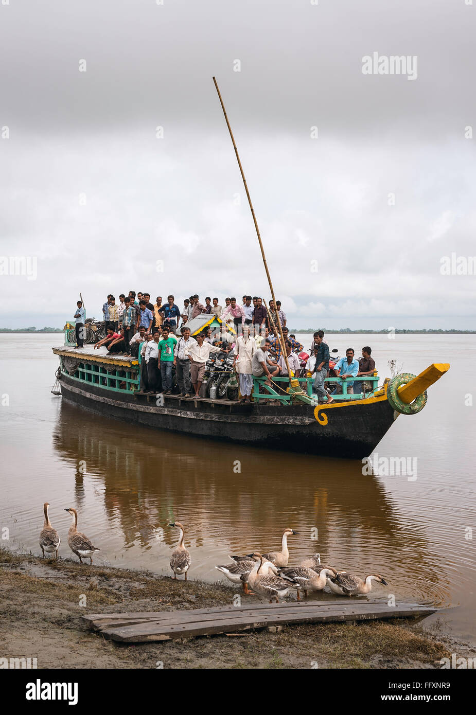Sovraffollamento traghetto pubblico arriva a Nimati Ghat da Majuli Island dopo aver attraversato le inondazioni del fiume Brahmaputra durante il monsone. Foto Stock