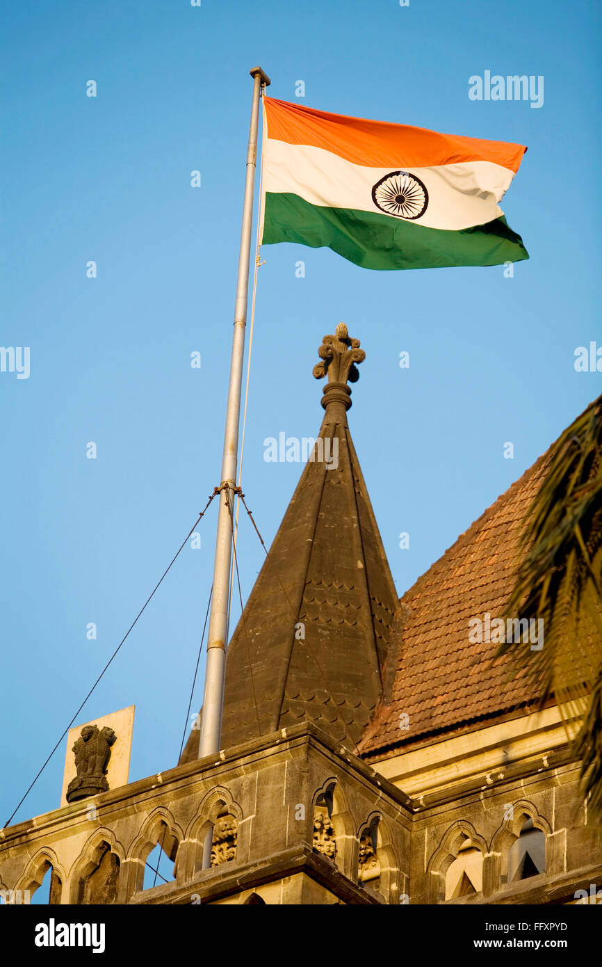 Bandiera indiana sul tetto della costruzione dell'Alta corte , Bombay Mumbai , Maharashtra , India Foto Stock