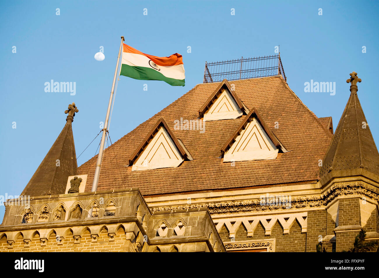 Bandiera indiana sul tetto della costruzione dell'Alta corte , Bombay Mumbai , Maharashtra , India Foto Stock