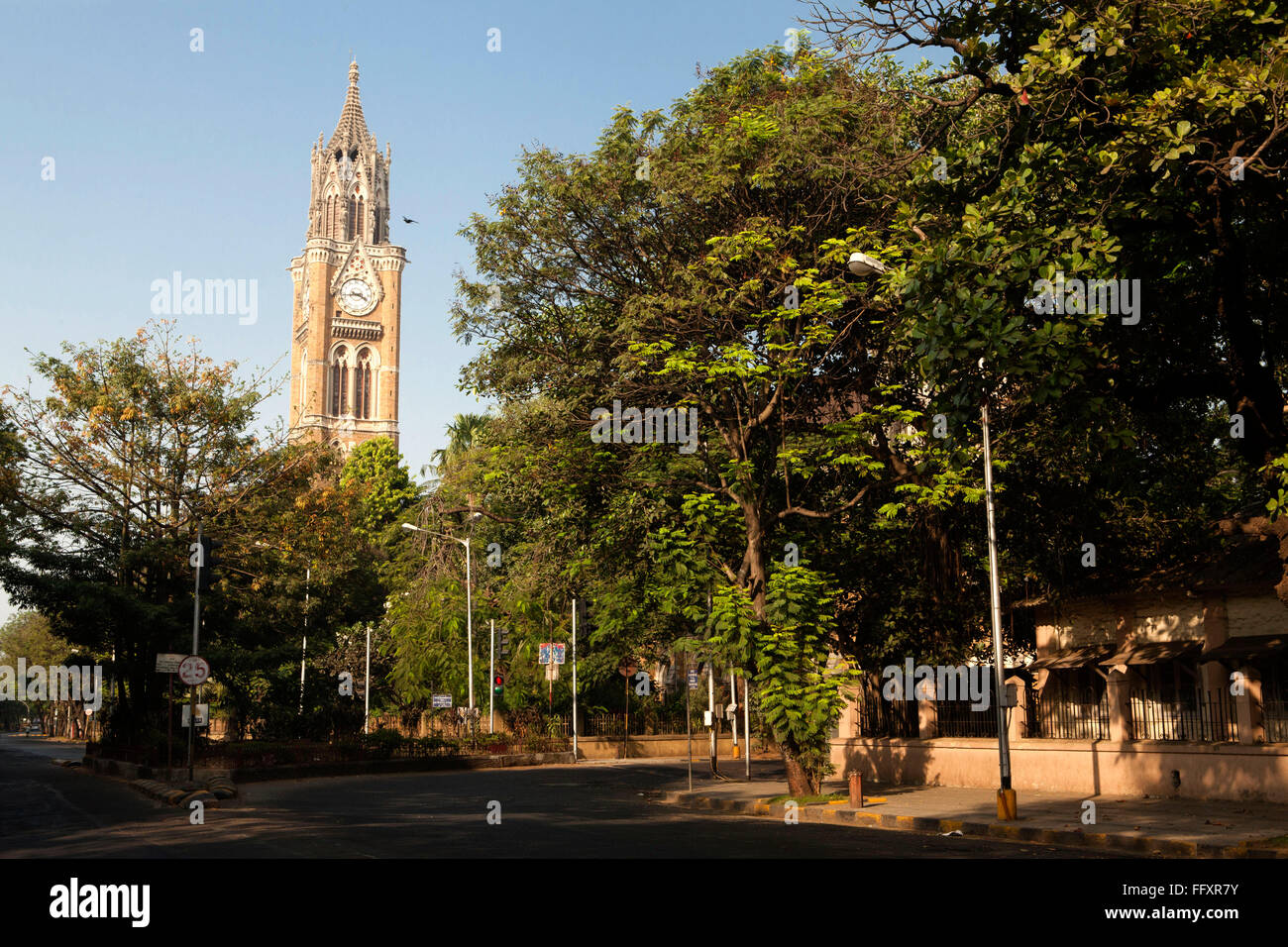 Lockdown strada vuota della Torre dell'Orologio Rajabai ; mumbai ; Maharashtra ; India ; asia Foto Stock