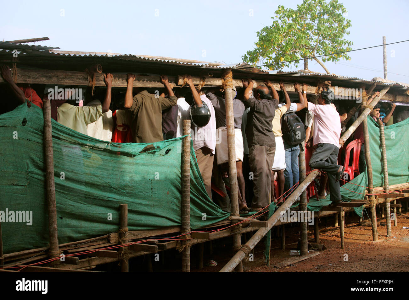 La gente guarda la regata sul lago punnamada ; Alleppey ; Alappuzha ; Kerala ; India Foto Stock