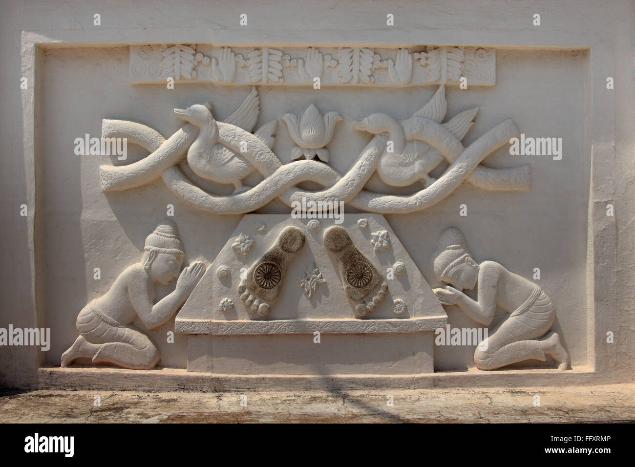 Raffigura la scena sulla parete Pagoda della pace in Orissa India Foto Stock
