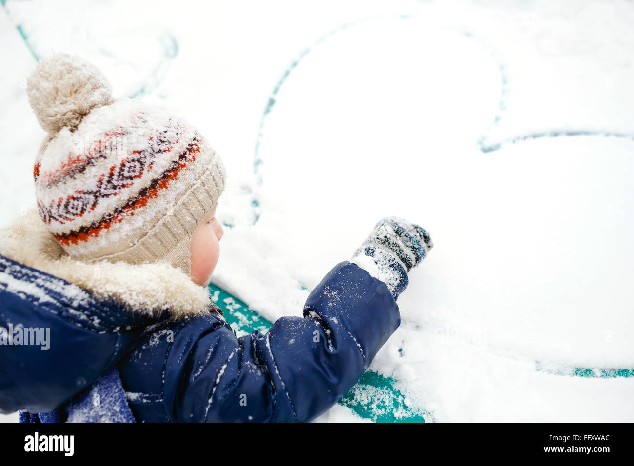 Il ragazzo aspira il cuore sulla neve. All'esterno. Inverno, amore,  amicizia, concetto Foto stock - Alamy