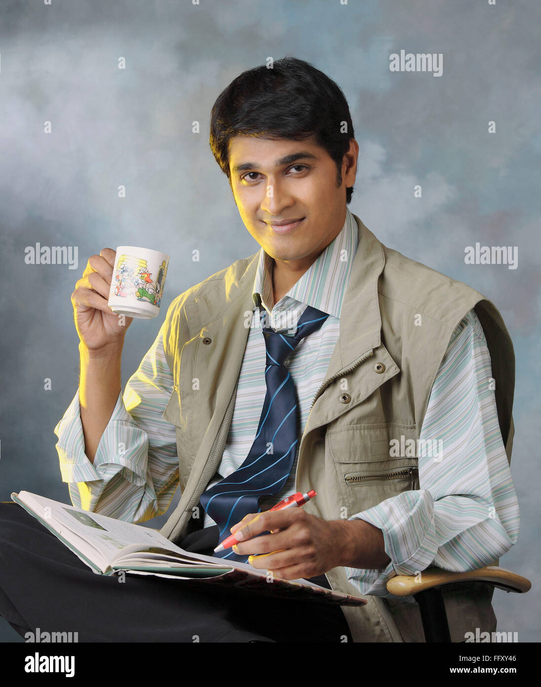 South Asian Indian man holding tazza da caffè , India Signor#732A Foto Stock