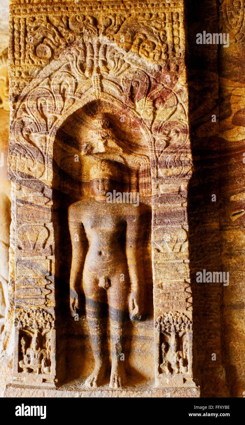 Gruppo di Jain in grotta quattro Iv , Badami Chalukyan re Mangalesa 593 610 A.D , Karnataka , India Heritage Foto Stock