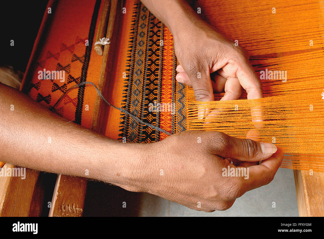 Telaio a mano , filo per tessitura a mano , Bhuj , Kutch , Gujarat , artigianato indiano Foto Stock