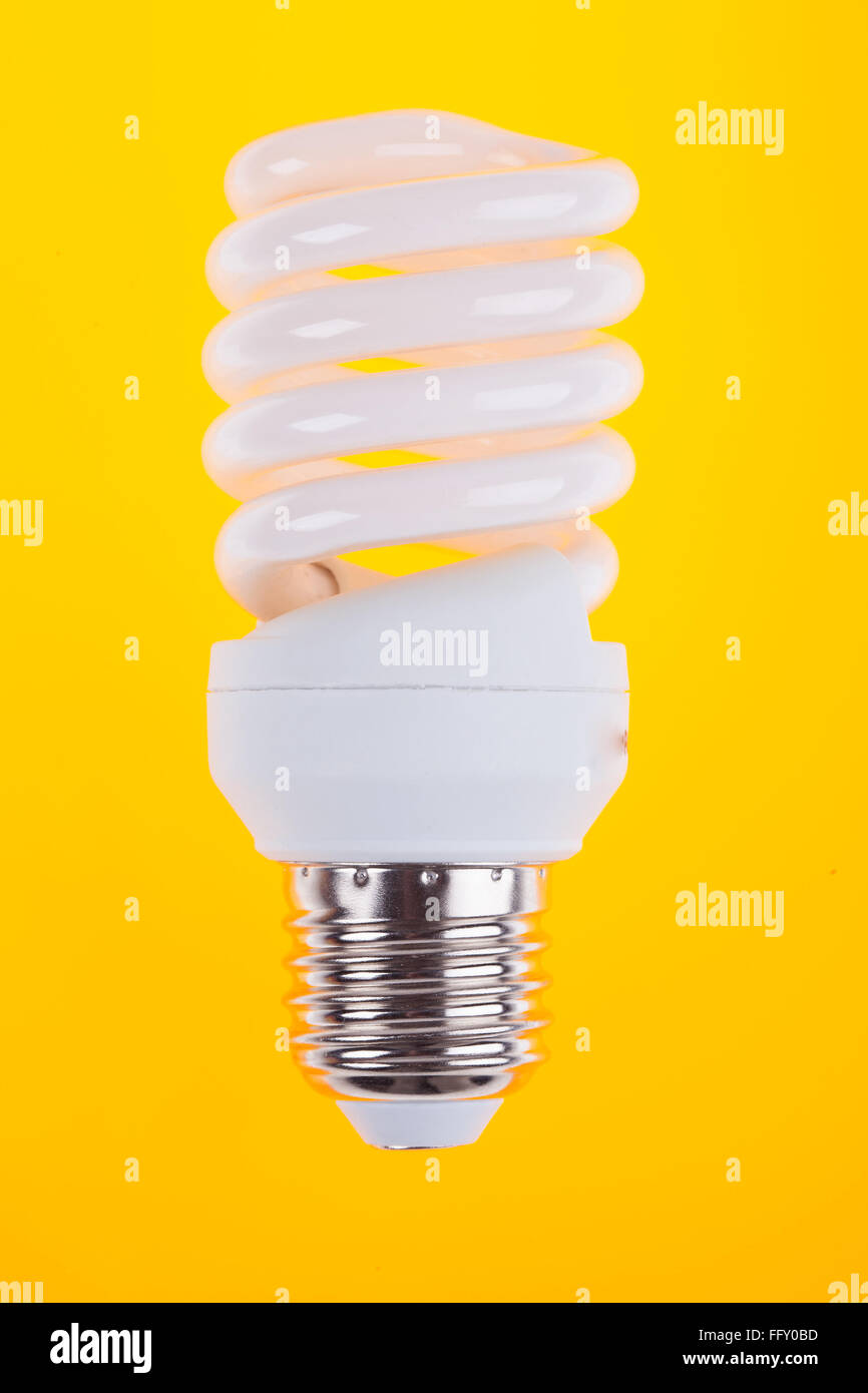 Risparmio energetico lampada luce su sfondo giallo Foto Stock