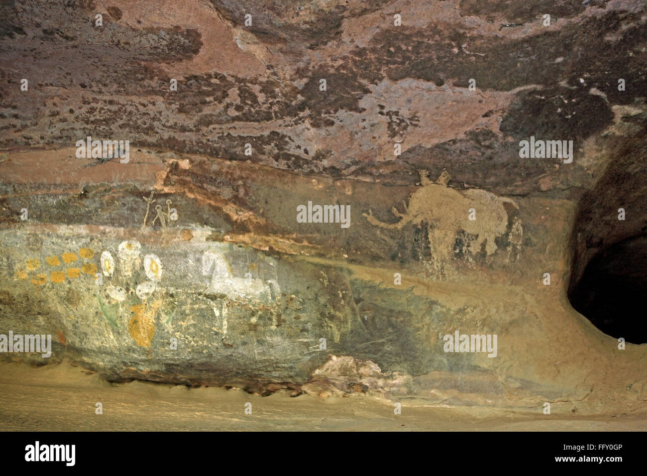 I dipinti rupestri che mostra a cavallo e elefante su ripari n. 9 decine di migliaia di anni di Bhimbetka Bhopal Madhya Pradesh Foto Stock