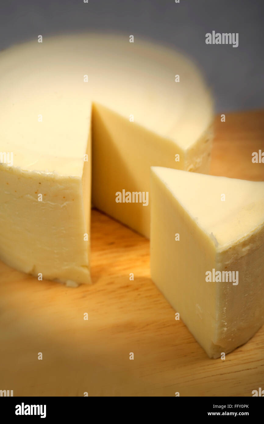 Il cibo , formaggio tagliato in pezzo sulla tavola di legno Foto Stock