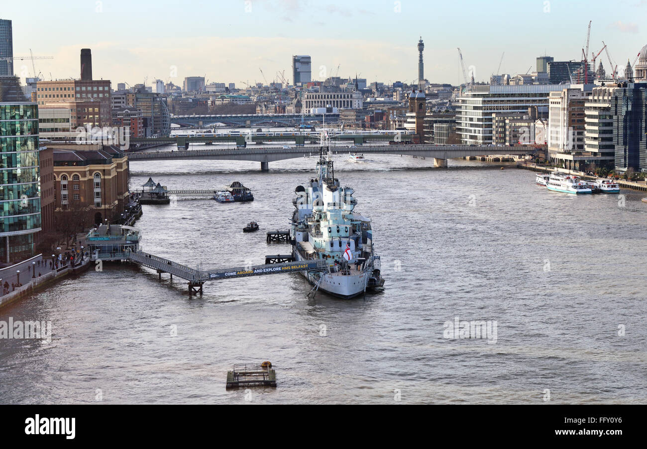 HMS Belfast sul fiume Tamigi nella città di Londra con il London Bridge in background Foto Stock