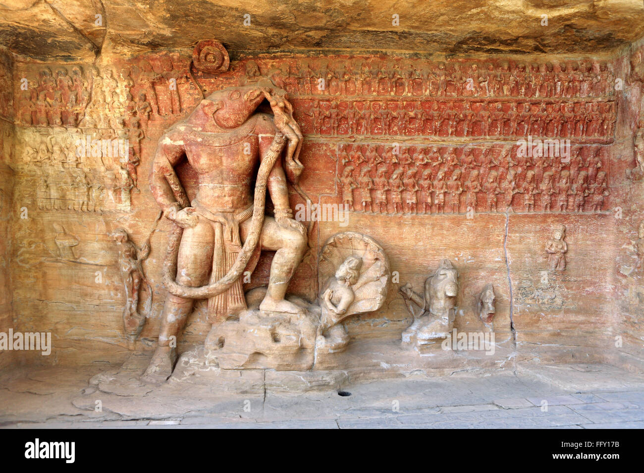 Grotta tagliato in arenaria vidish gupta santuari Vishnu cinghiale incarnazione e rabboccato fregio dèi Udaygiri Bhopal Madhya Pradesh Foto Stock