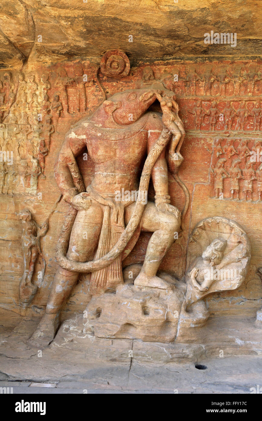 Grotta tagliato in arenaria vidish gupta santuari Vishnu cinghiale incarnazione e rabboccato fregio dèi Udaygiri Bhopal Madhya Pradesh Foto Stock