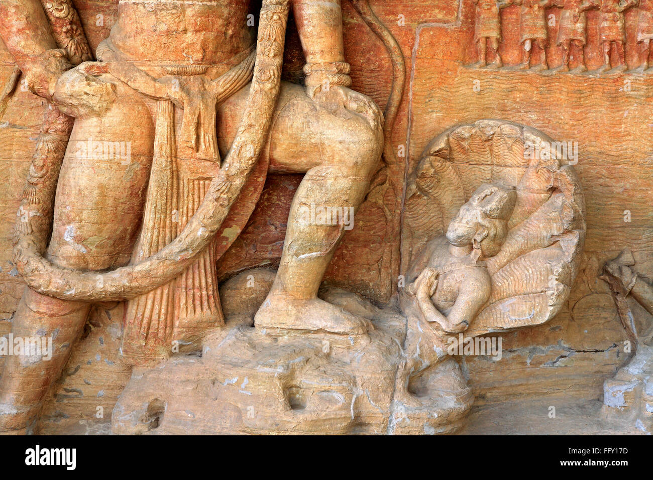 Grotta tagliato in arenaria vidish gupta santuari Vishnu cinghiale incarnazione e rabboccato fregio dèi Udaygiri Bhopal Madhya Pradesh Foto Stock