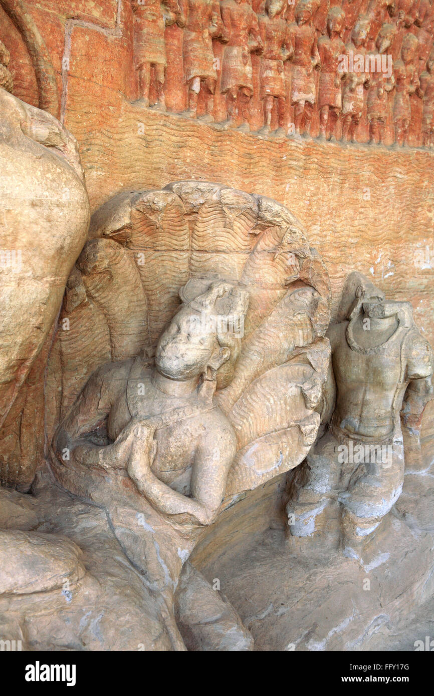 Grotta tagliato in collina di arenaria vidish gupta santuari Vishnu cinghiale incarnazione e rabboccato fregio dèi Udaygiri Bhopal Madhya Pradesh Foto Stock