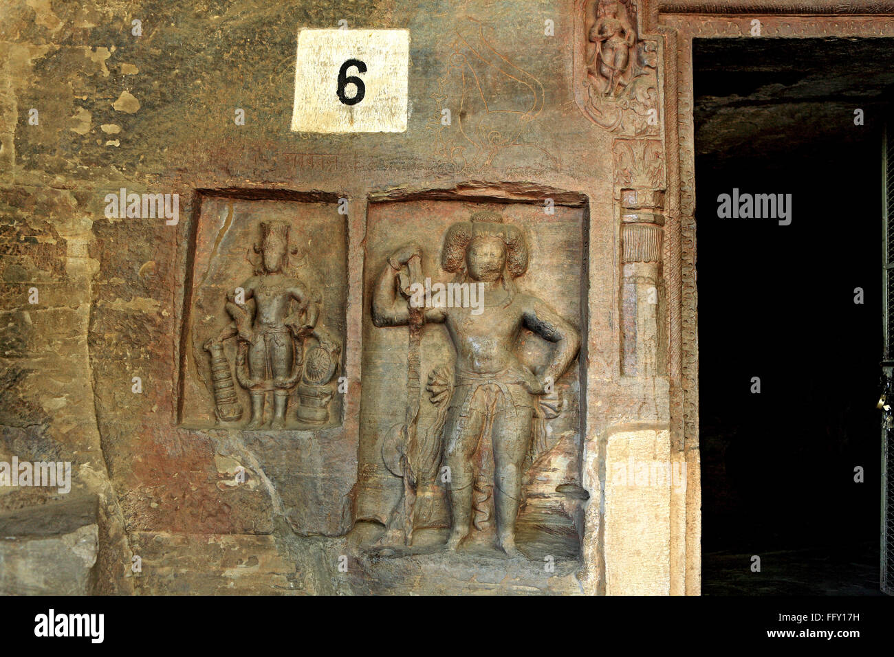 Grotta tagliato in arenaria vidish gupta santuari n. 6 mostra diverse divinità pareti fuori porta Udaygiri Bhopal Madhya Pradesh Foto Stock