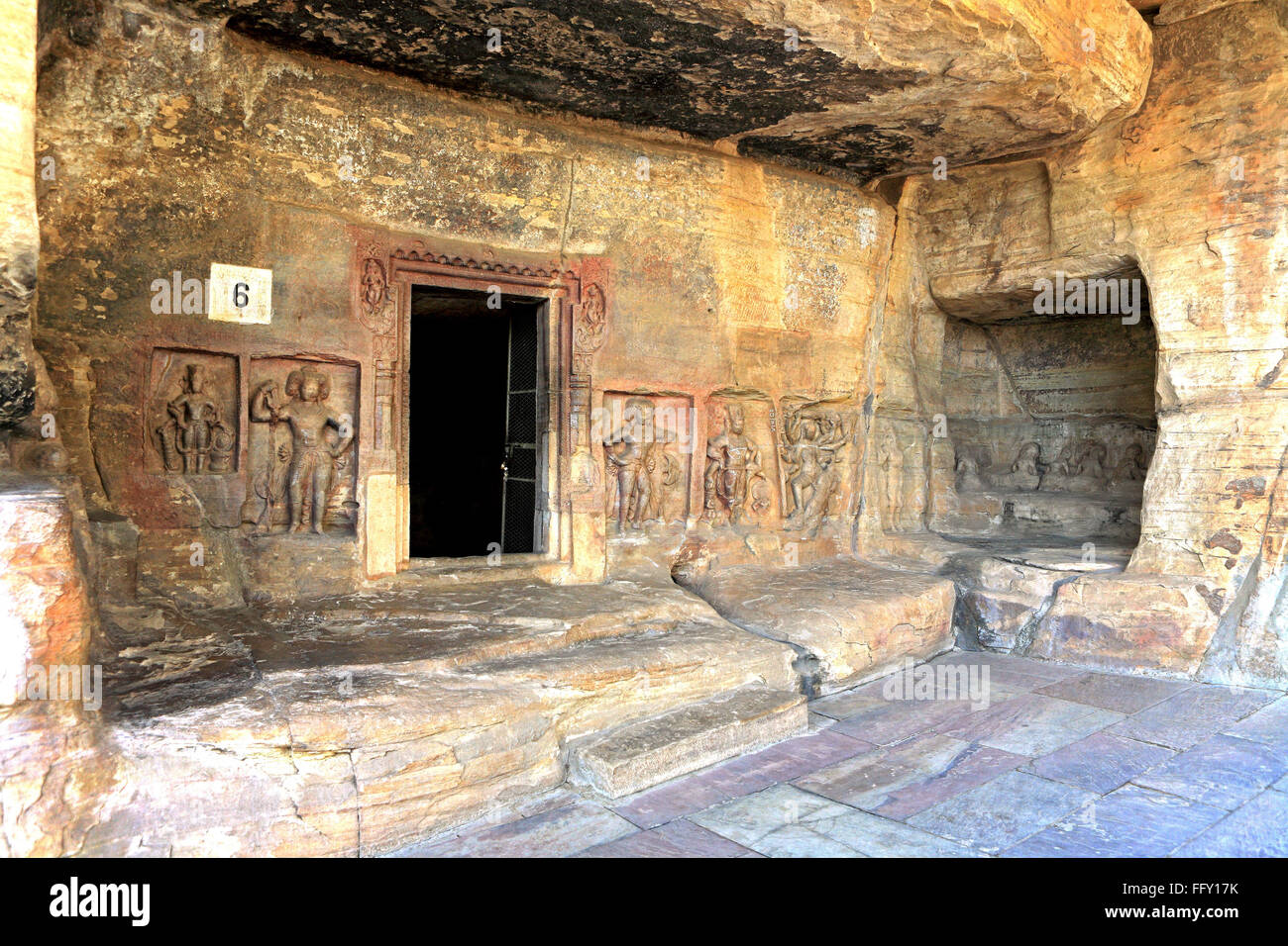 Grotta tagliato in arenaria vidish gupta santuari diverse divinità pareti al di fuori del telaio dello sportello Udaygiri Bhopal Madhya Pradesh Foto Stock