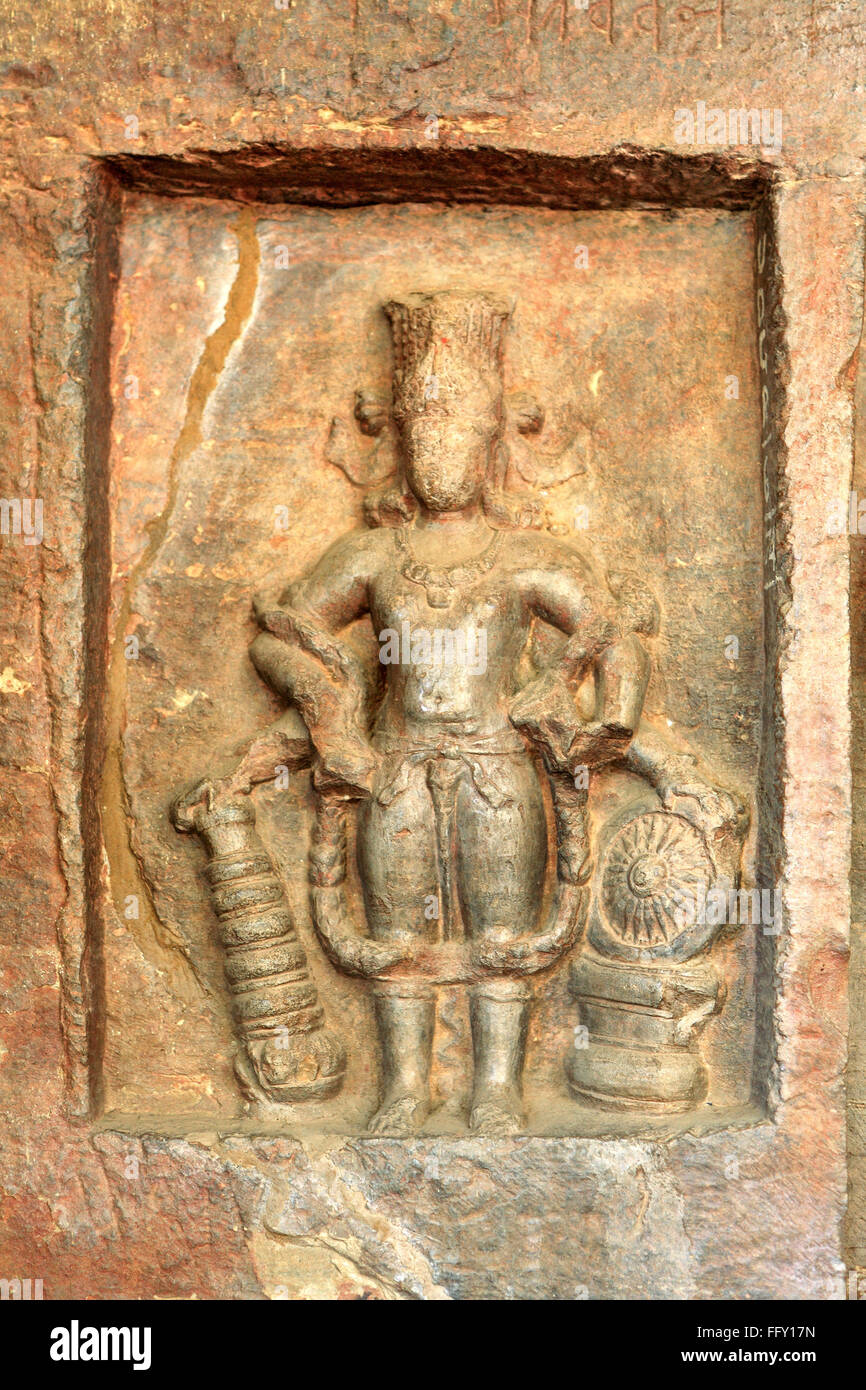 Grotta tagliato in arenaria vidish gupta santuari diverse divinità sulle pareti al di fuori del telaio dello sportello Udaygiri Bhopal Madhya Pradesh Foto Stock