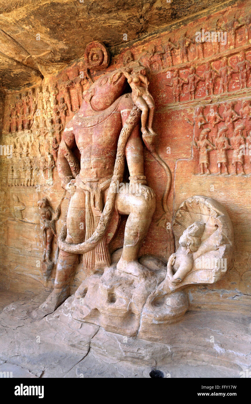 Grotta tagliato in collina di arenaria vidish gupta santuari Vishnu cinghiale incarnazione e rabboccato fregio dèi Udaygiri Bhopal Madhya Pradesh Foto Stock