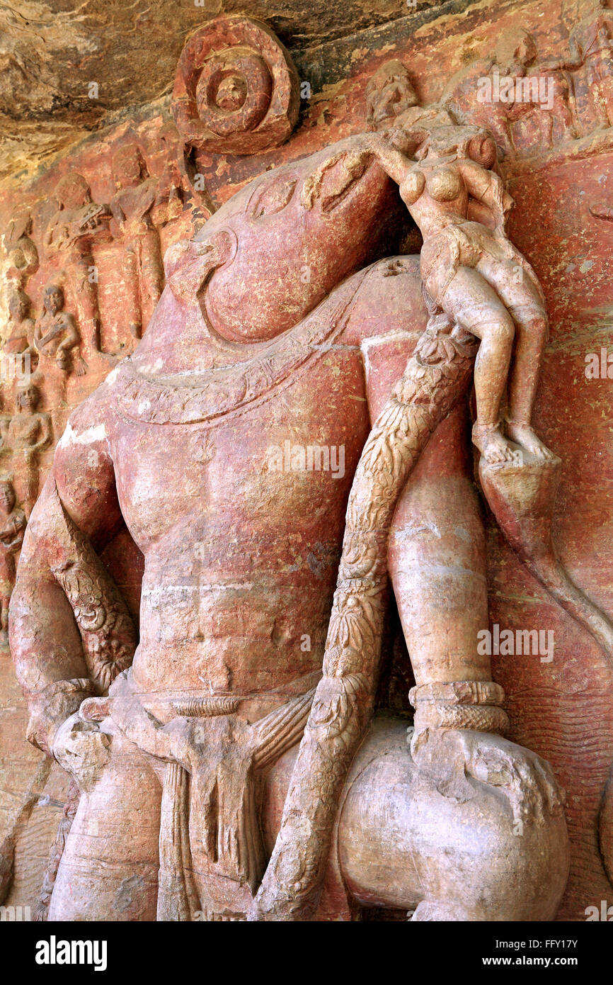 Grotta tagliato in arenaria vidish gupta santuari Vishnu cinghiale incarnazione e rabboccato fregio dèi Udaygiri Bhopal Madhya Pradesh Foto Stock
