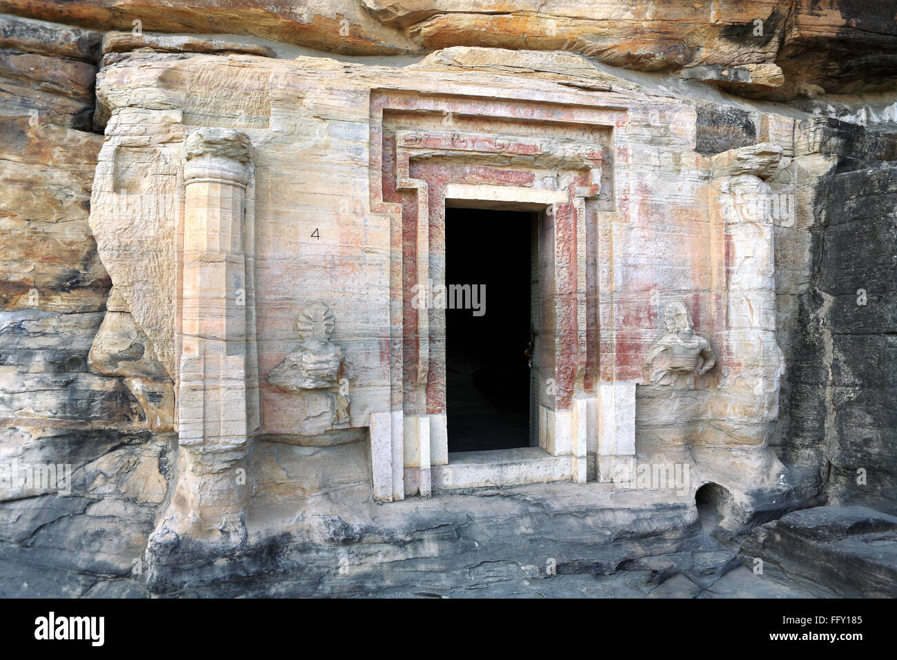 Grotta tagliato in arenaria vidisha gupta santuari n. 4 mostra il telaio della porta e columnad figure Udaygiri Bhopal Madhya Pradesh Foto Stock