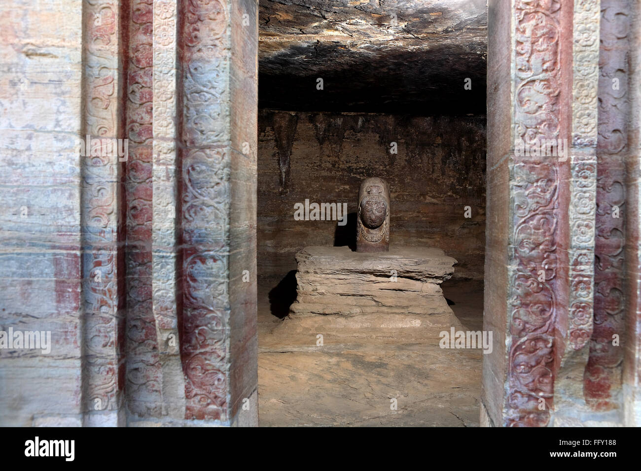 Grotta tagliato in arenaria vidish gupta santuari che mostra la testa di pietra poggiante sulla piattaforma tempio Udaygiri Bhopal Madhya Pradesh Foto Stock