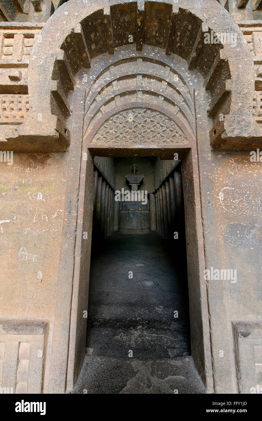 Stupa buddisti nelle grotte Bedsa nel II secolo A.C. , Pune , Maharashtra , India Foto Stock