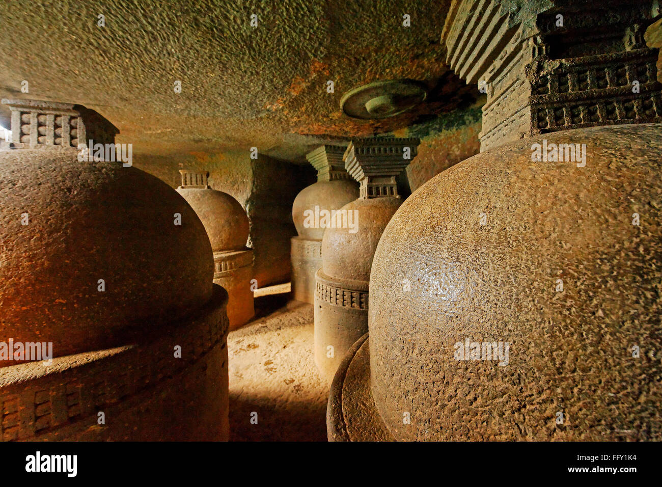 Stupa buddisti nelle grotte Bhaja nel II secolo A.C. . , Lonavala , Maharashtra , India Foto Stock