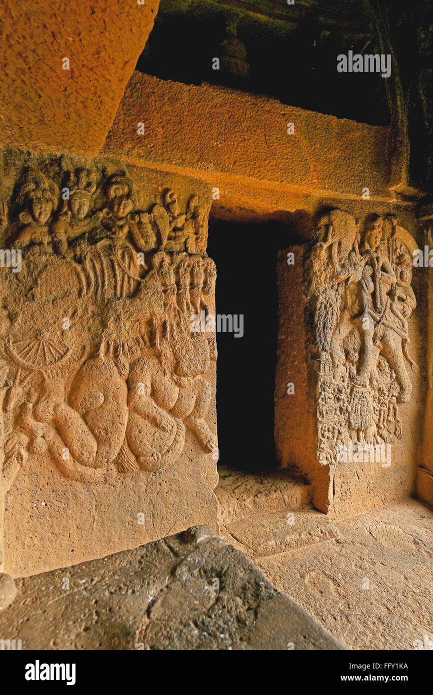 Sculture scolpite sulla parete in grotte Bhaja nel II secolo A.C. . , Lonavala , Maharashtra , India Foto Stock