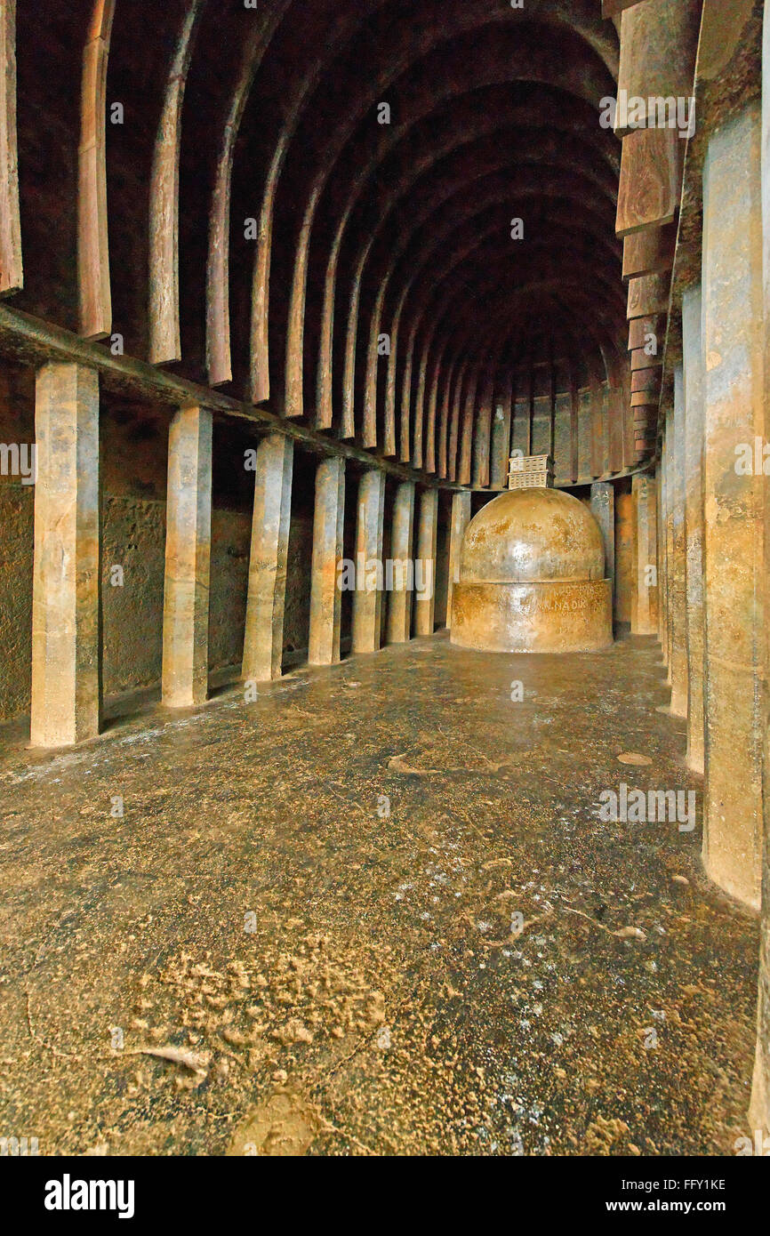 Stupa buddisti e pilastri in Bhaja grotte nel II secolo A.C. . , Lonavala , Maharashtra , India Foto Stock