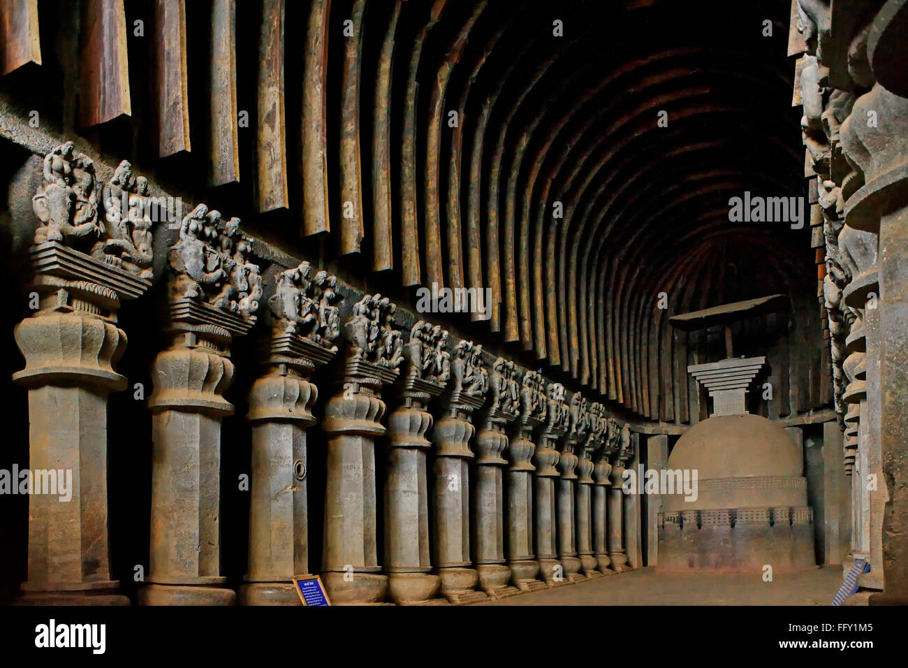 Colonne decorative e stupa buddista nelle grotte di Karla del II secolo a.C., Lonavala, Maharashtra, India, India Foto Stock
