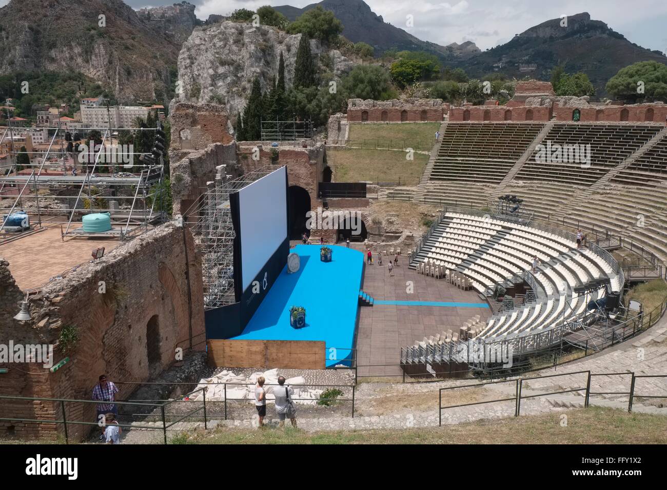 Sicilia: il "Teatro Greco' risalente al III secolo A.C. con la scena del Taormina Film Festival 2015. Foto Stock