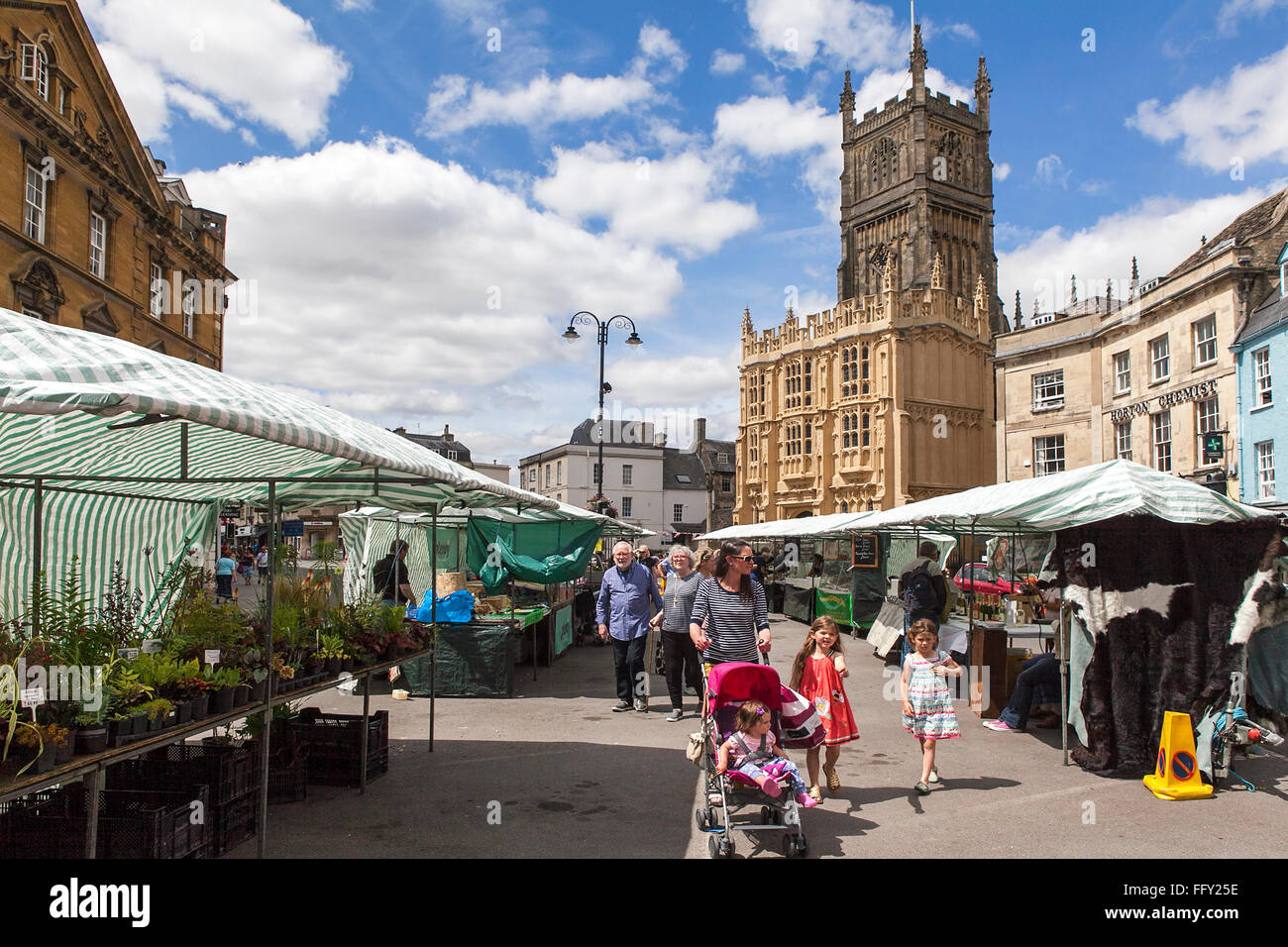 Città di mercato in una giornata di sole a Cirencester. Gloucestershire. In Inghilterra. Regno Unito. Foto Stock