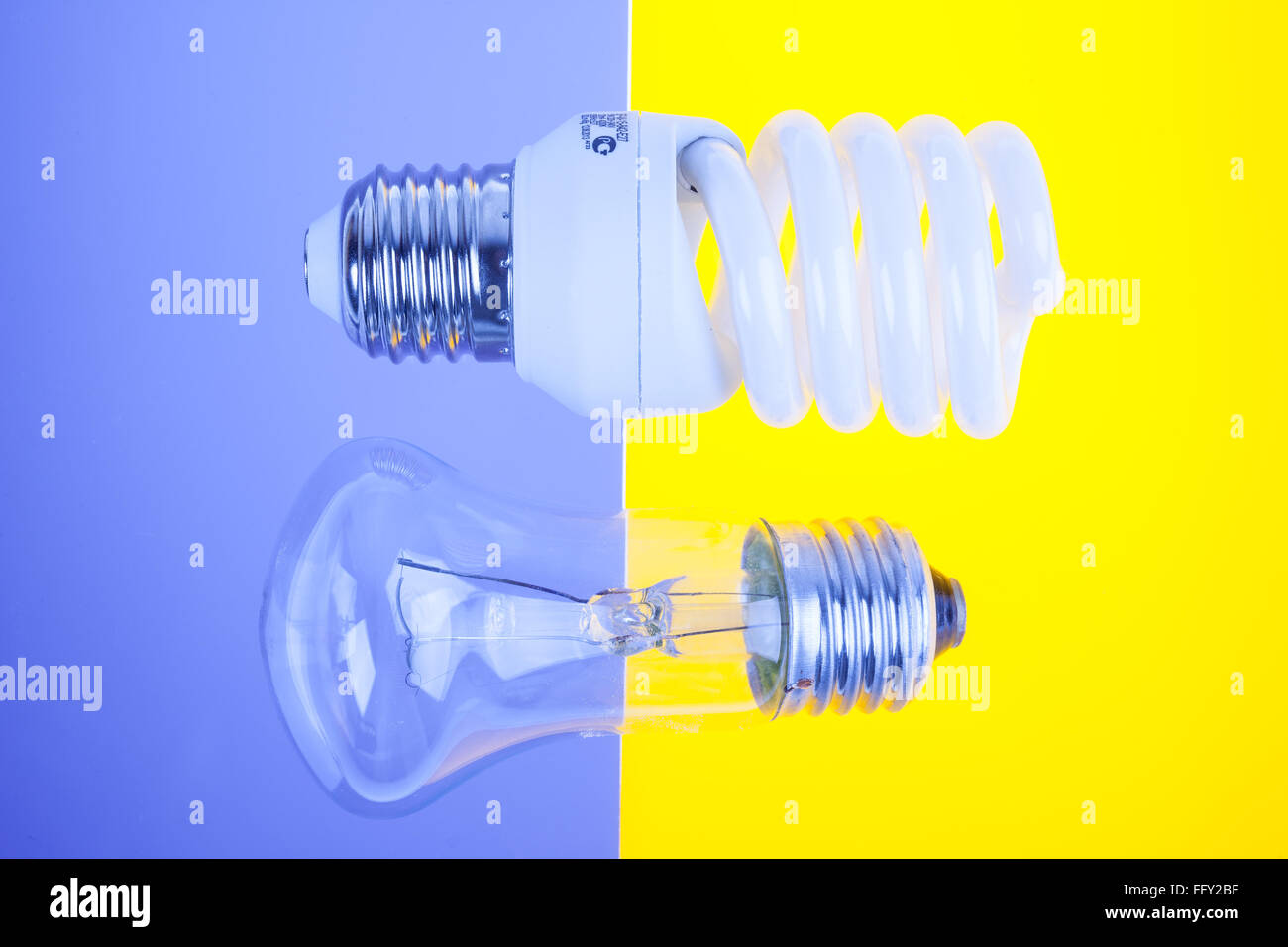 Due tipi di lampadine su giallo e blu Foto Stock