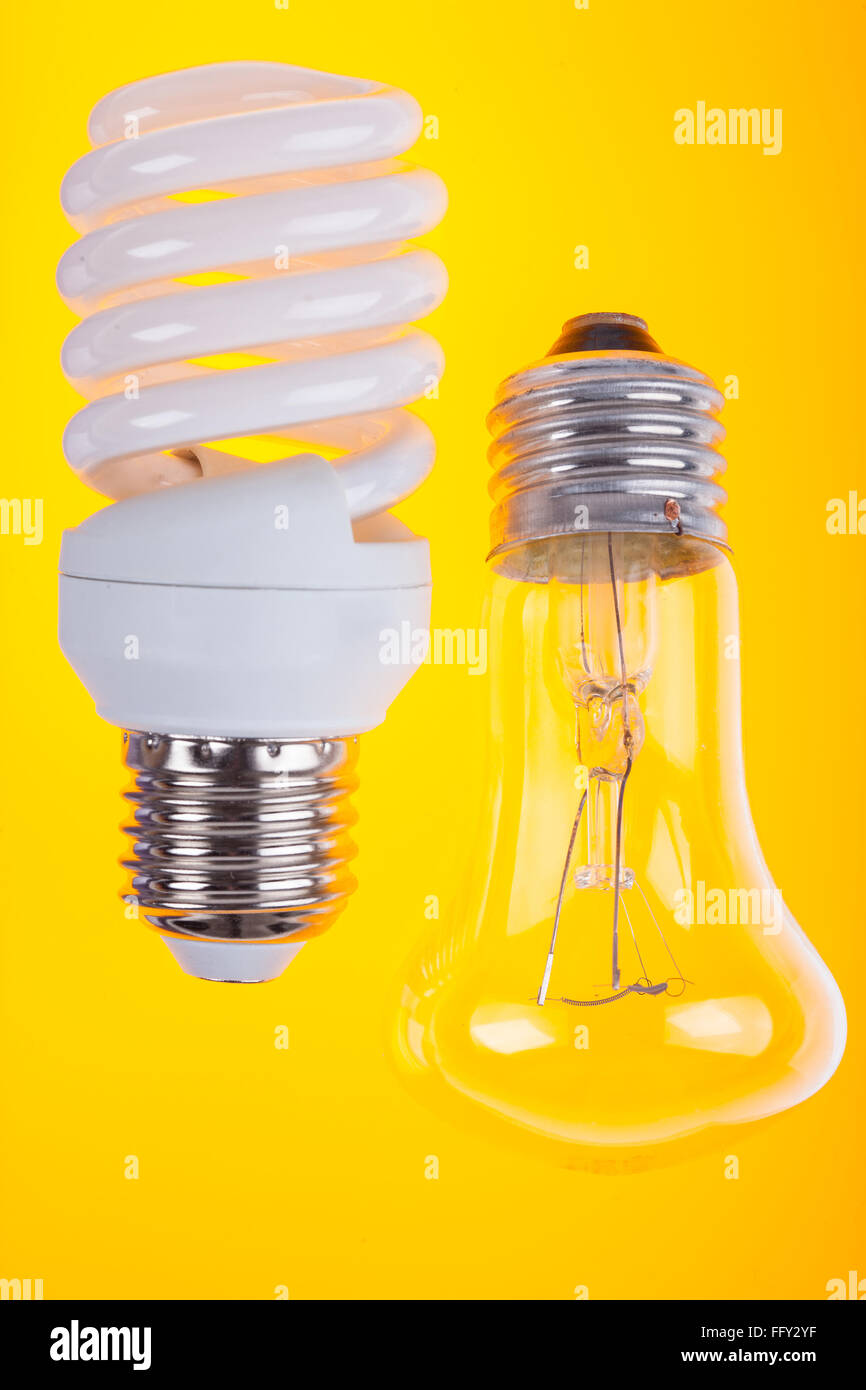 Due tipi di lampadine su sfondo giallo Foto Stock