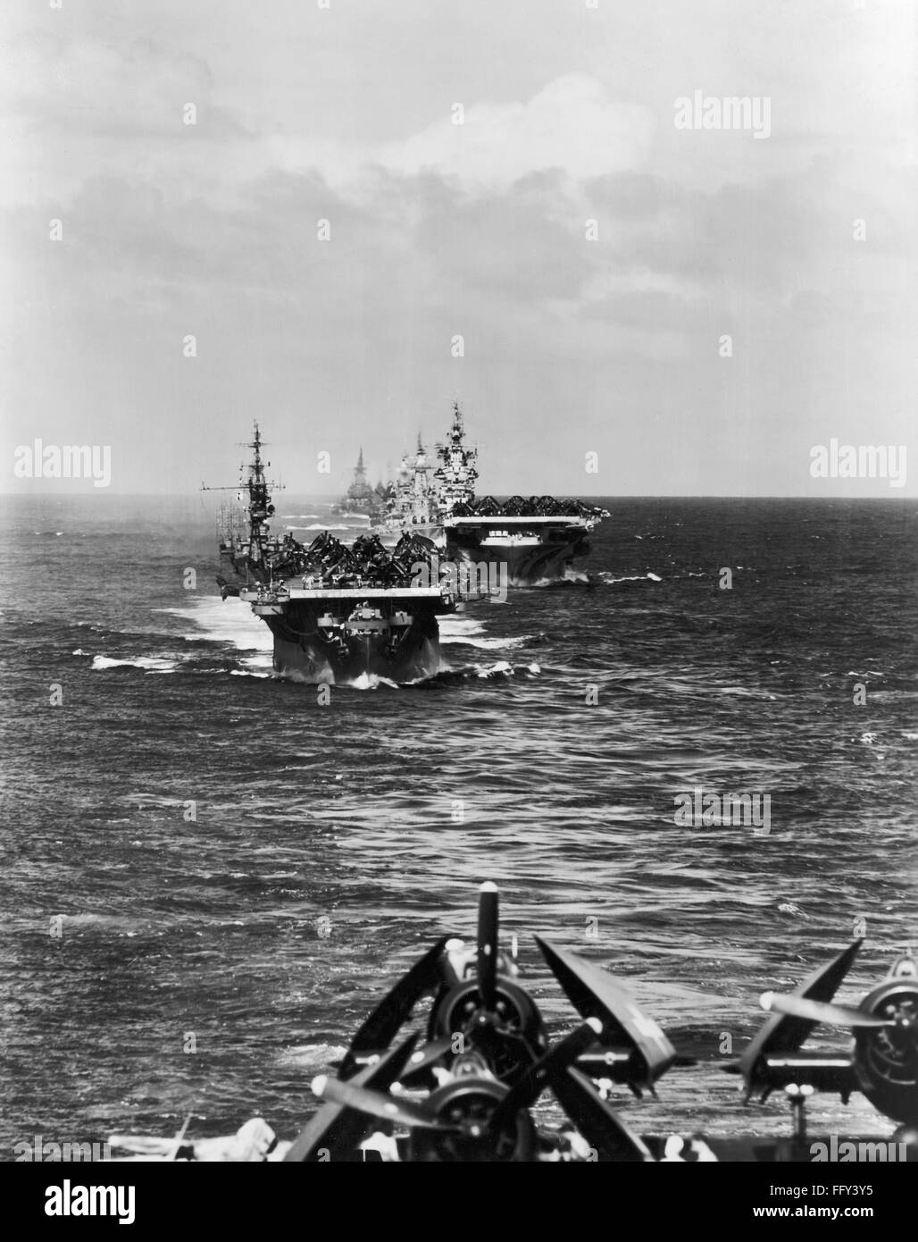 Durante la Seconda Guerra Mondiale: portaerei. /NA flotta di portaerei guidato da USS Langley fanno la loro strada verso il Sud Pacifico, 12 dicembre 1944. Foto Stock