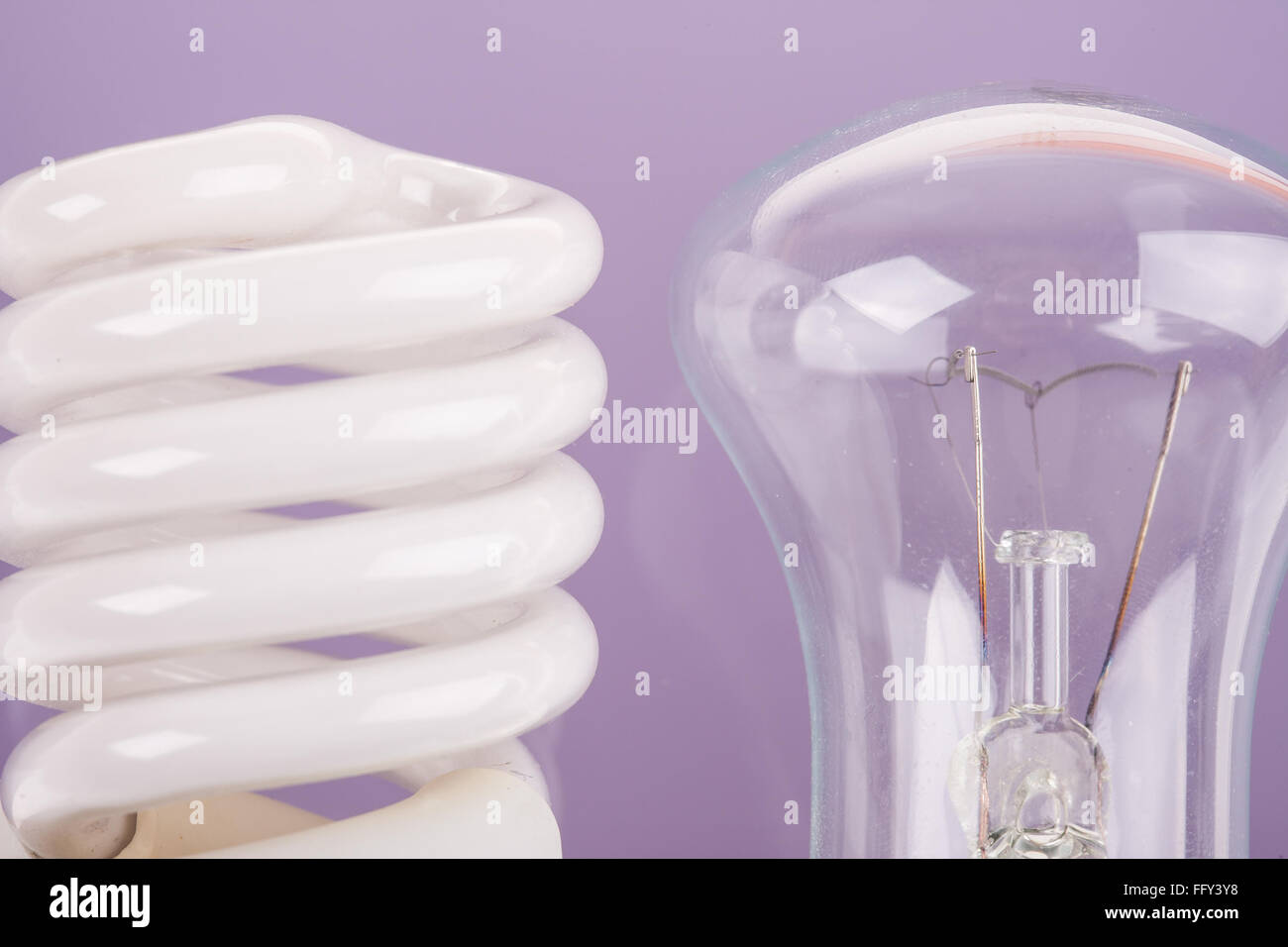 Due tipi di lampadine su sfondo blu Foto Stock