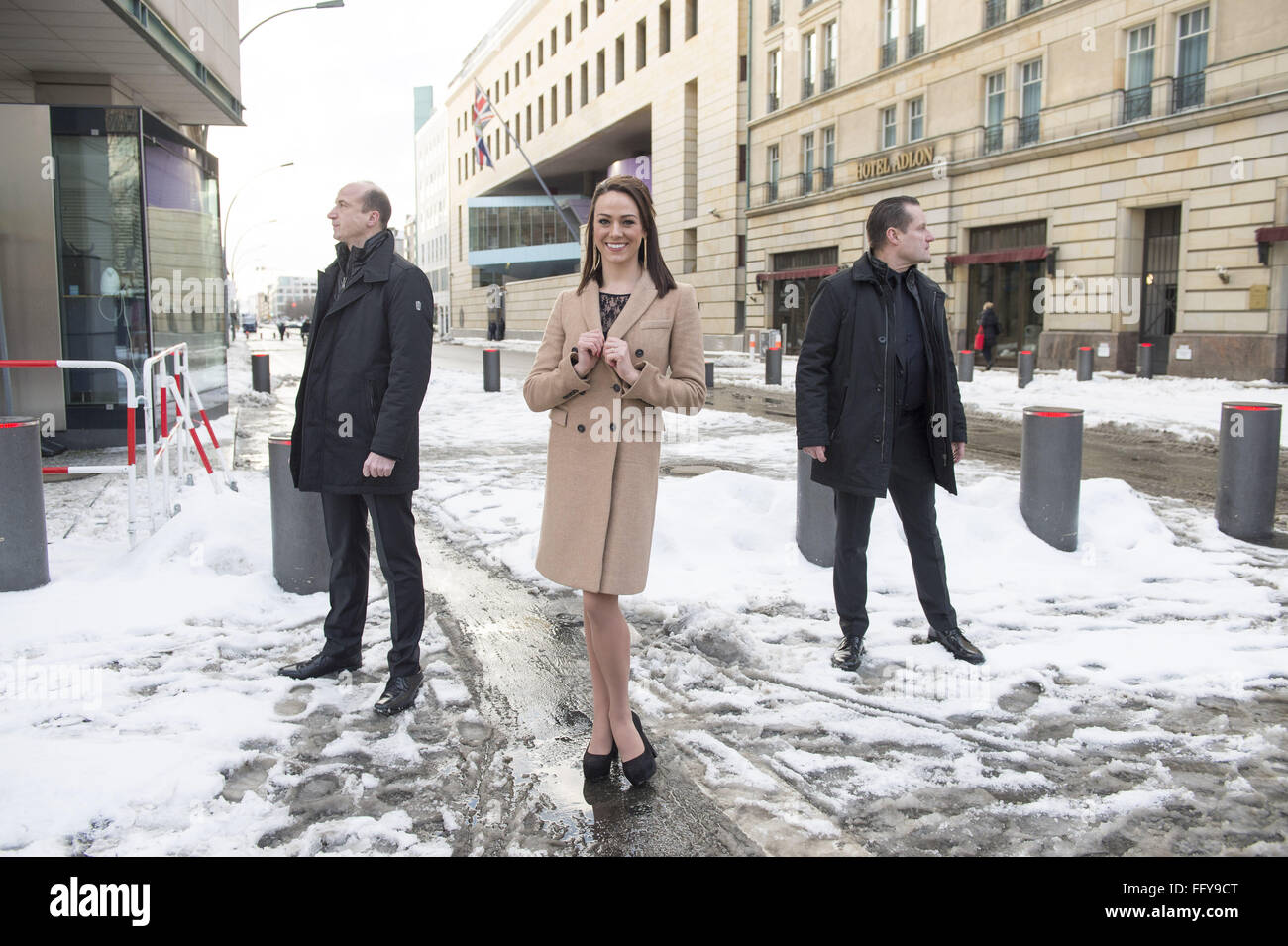 La duchessa di Cambridge doppelgänger, Corynne Barron, chi è un ballerino professionista in Europa la più grande mostra palace Friedrichstadt-Palast ponendo al di fuori dell'Ambasciata britannica presso la Porta di Brandeburgo (Brandenburger Tor) in Mitte a sorprendere turisti un giorno prima di Kate Middleton il 34esimo compleanno. Dotato di: Corynne Barron Dove: Berlino, Germania Quando: 08 Gen 2016 Foto Stock