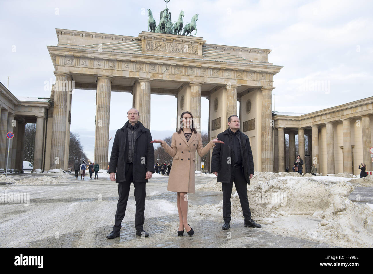 La duchessa di Cambridge doppelgänger, Corynne Barron, chi è un ballerino professionista in Europa la più grande mostra palace Friedrichstadt-Palast ponendo al di fuori dell'Ambasciata britannica presso la Porta di Brandeburgo (Brandenburger Tor) in Mitte a sorprendere turisti un giorno prima di Kate Middleton il 34esimo compleanno. Dotato di: Corynne Barron Dove: Berlino, Germania Quando: 08 Gen 2016 Foto Stock